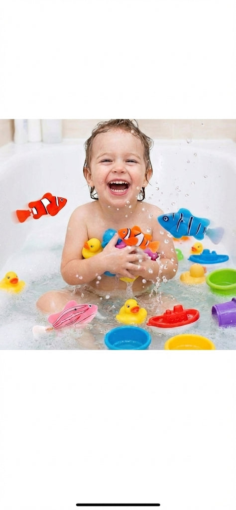 Happy child playing with  Schwimmendes Elektronisches Haustier-Fisch-Spielzeug für die Badewanne, joyful bath time fun for families every day you have to have joy